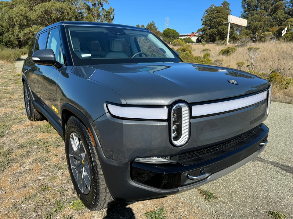 2023 Rivian R1S - Image 20 of 31