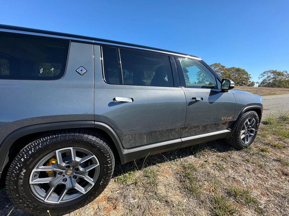 2023 Rivian R1S - Image 26 of 31