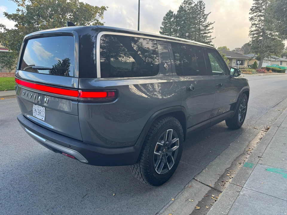 2023 Rivian R1S - Image 14 of 31