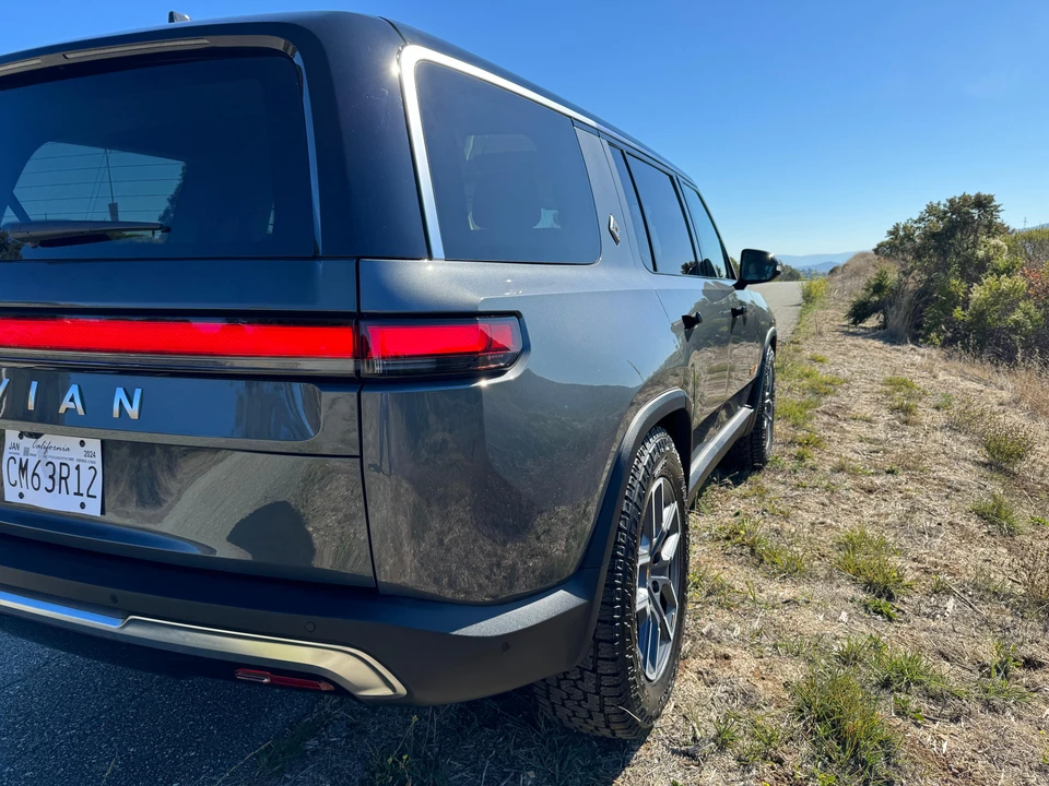 2023 Rivian R1S - Image 25 of 31