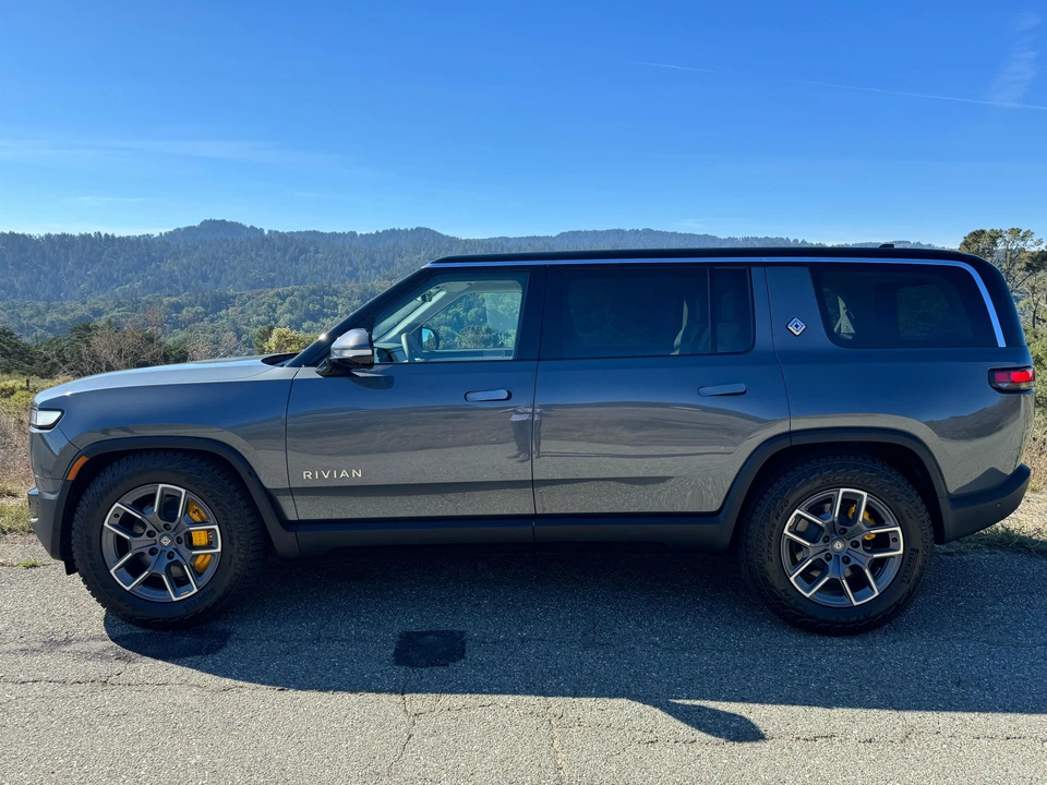 2023 Rivian R1S - Image 10 of 31