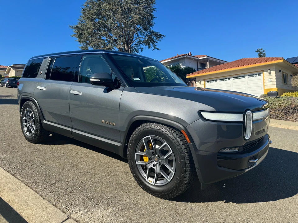 2023 Rivian R1S - Image 18 of 31