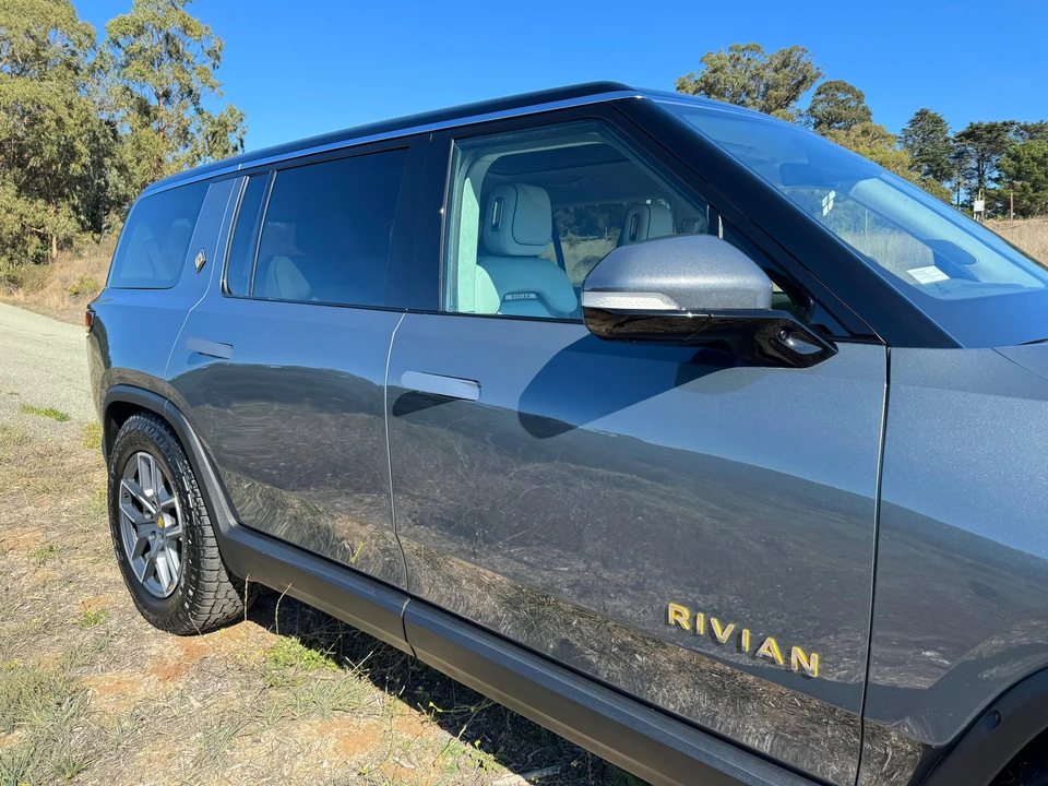 2023 Rivian R1S - Image 29 of 31