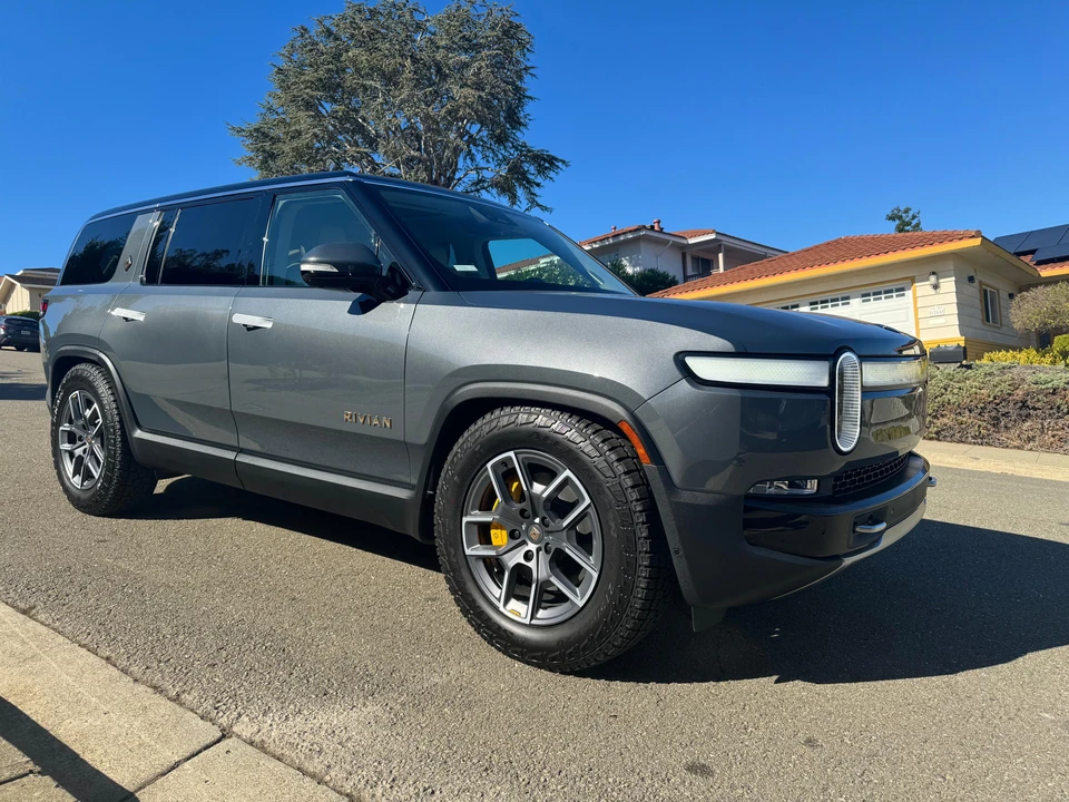 2023 Rivian R1S - Image 17 of 31