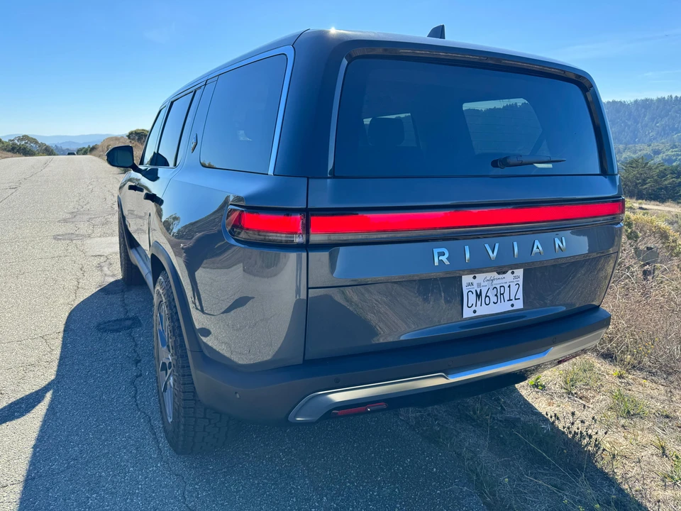2023 Rivian R1S - Image 11 of 31