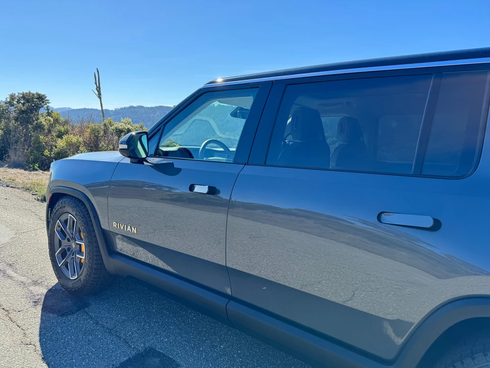 2023 Rivian R1S - Image 23 of 31