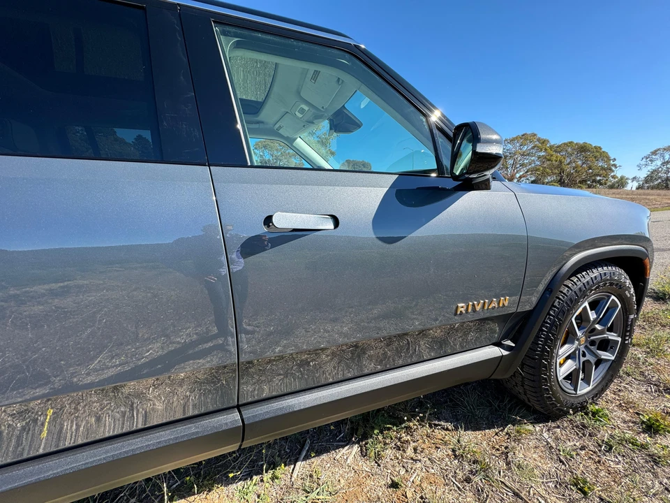 2023 Rivian R1S - Image 28 of 31