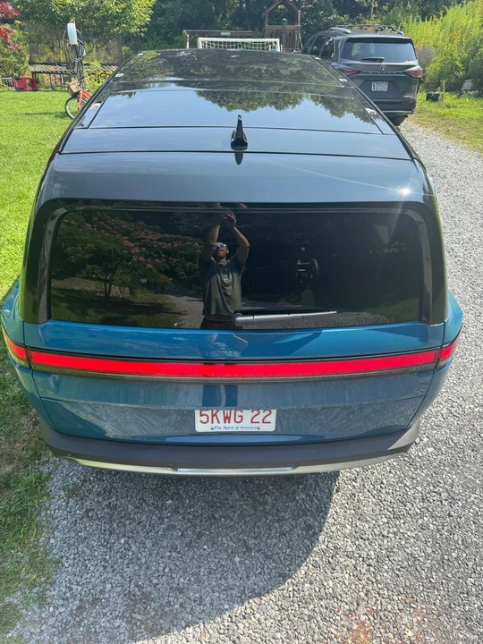 2023 Rivian R1S - Image 9 of 31