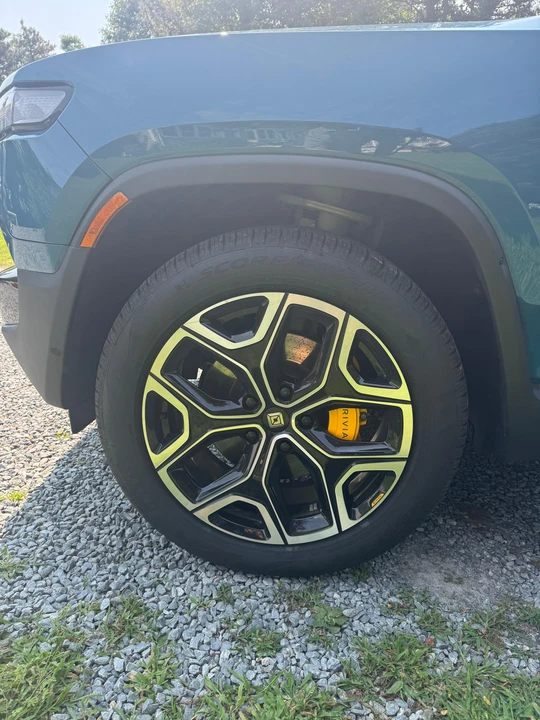2023 Rivian R1S - Image 23 of 31