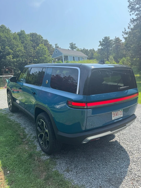 2023 Rivian R1S - Image 8 of 31