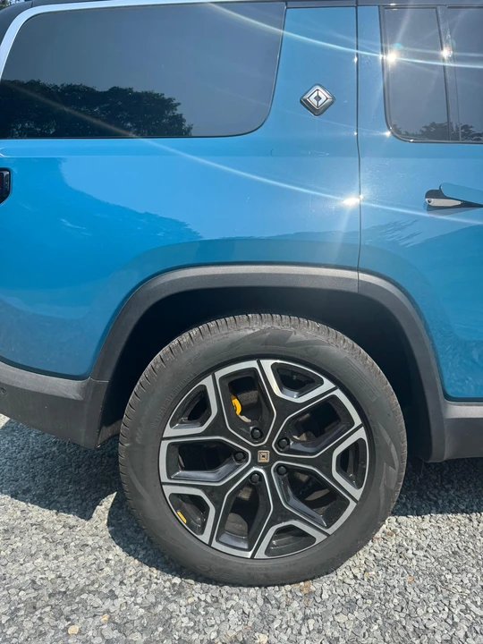 2023 Rivian R1S - Image 25 of 31
