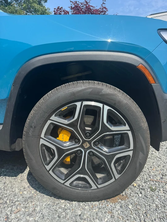 2023 Rivian R1S - Image 26 of 31