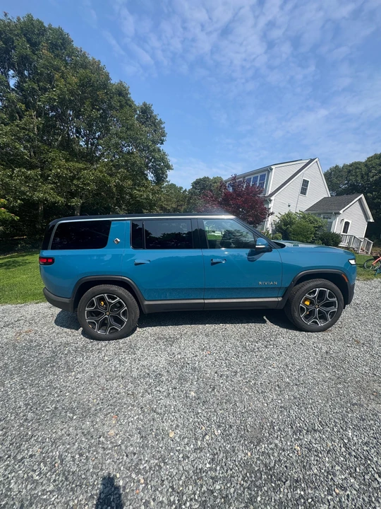 2023 Rivian R1S - Image 10 of 31