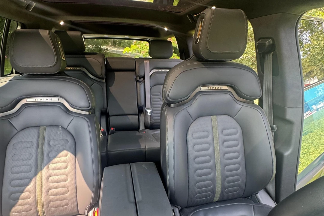 2023 Rivian R1S - Image 28 of 31