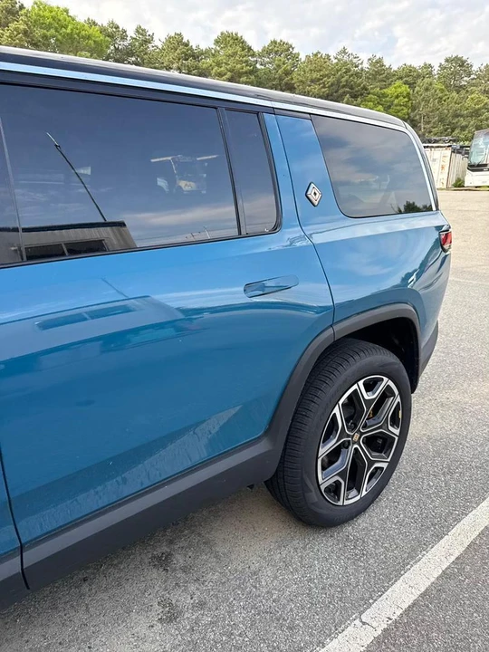 2023 Rivian R1S - Image 17 of 31