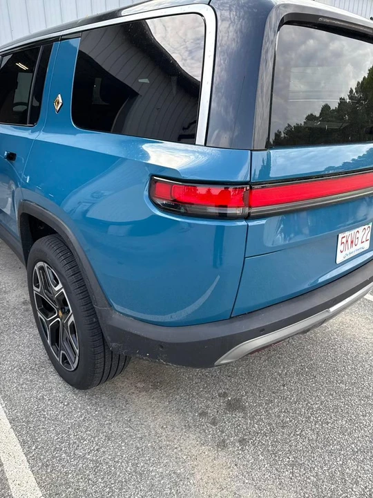 2023 Rivian R1S - Image 18 of 31