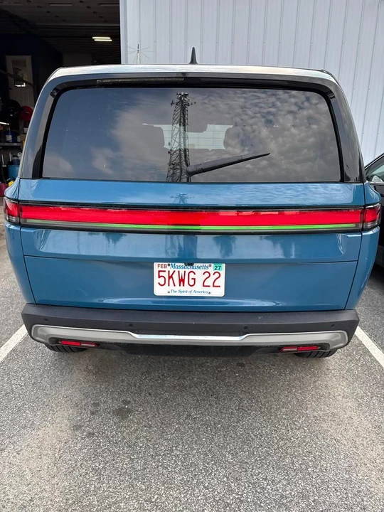 2023 Rivian R1S - Image 19 of 31