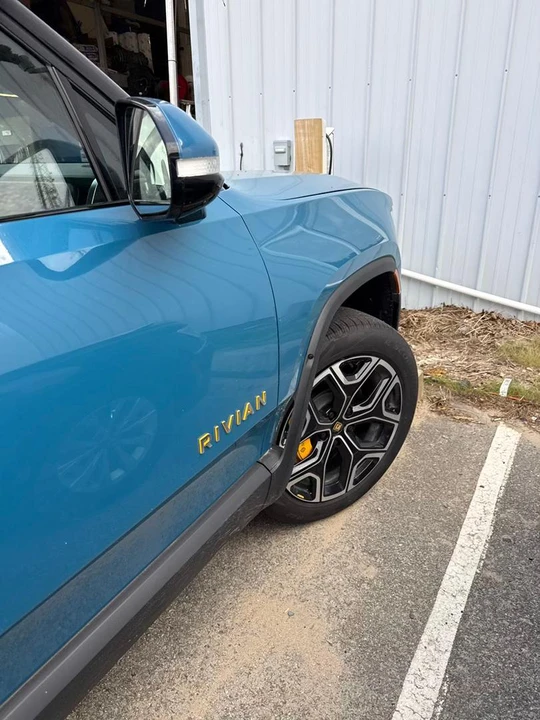 2023 Rivian R1S - Image 22 of 31