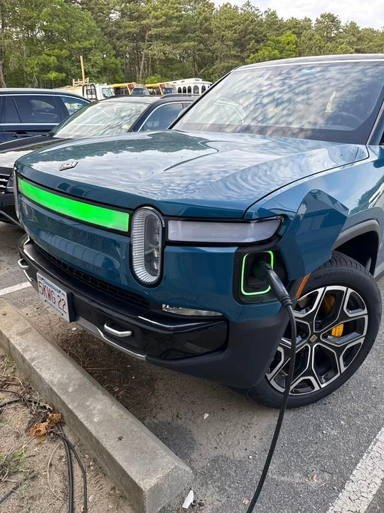 2023 Rivian R1S - Image 15 of 31