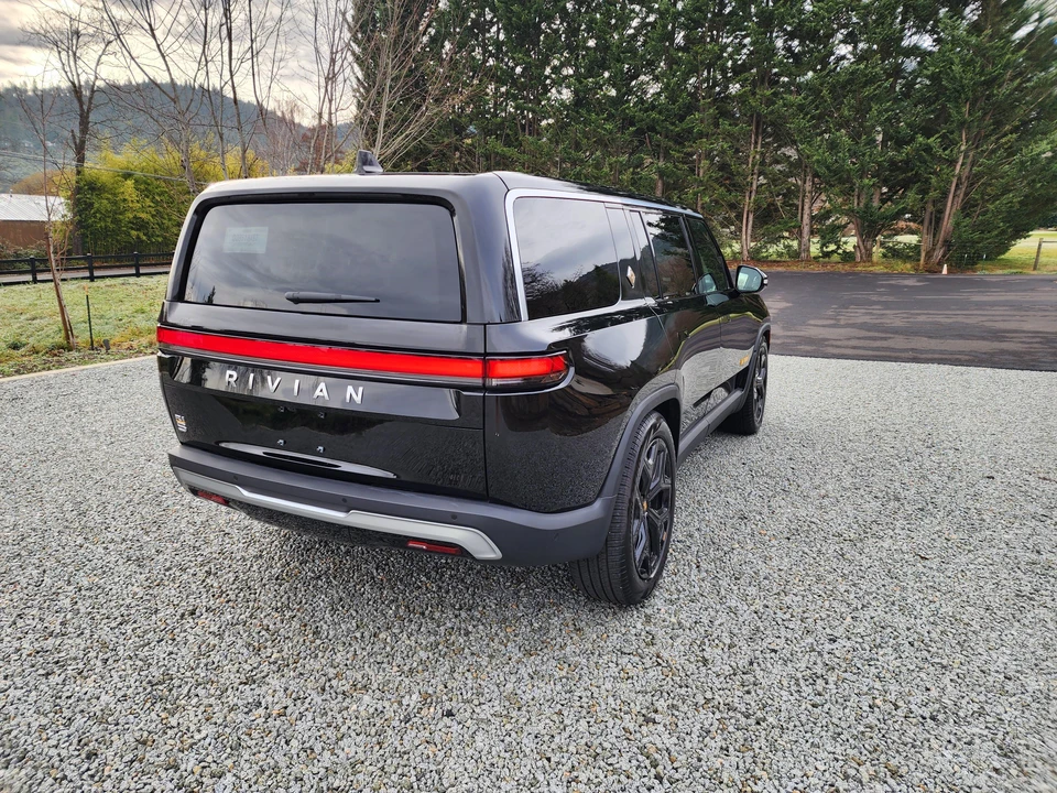 2023 Rivian R1S - Image 17 of 31