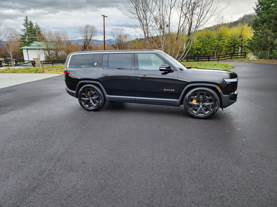 2023 Rivian R1S - Image 18 of 31
