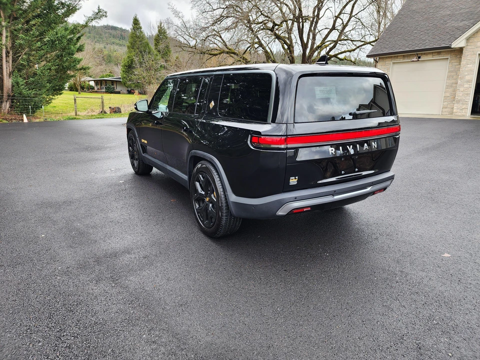 2023 Rivian R1S - Image 14 of 31