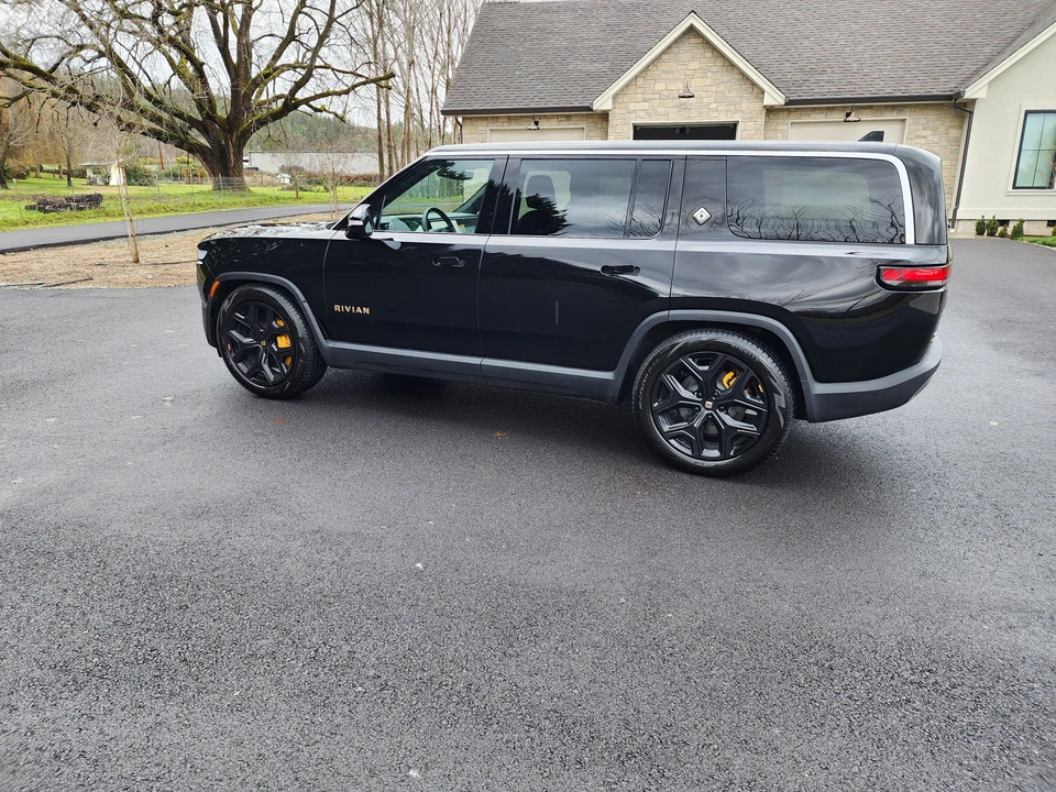 2023 Rivian R1S - Image 13 of 31
