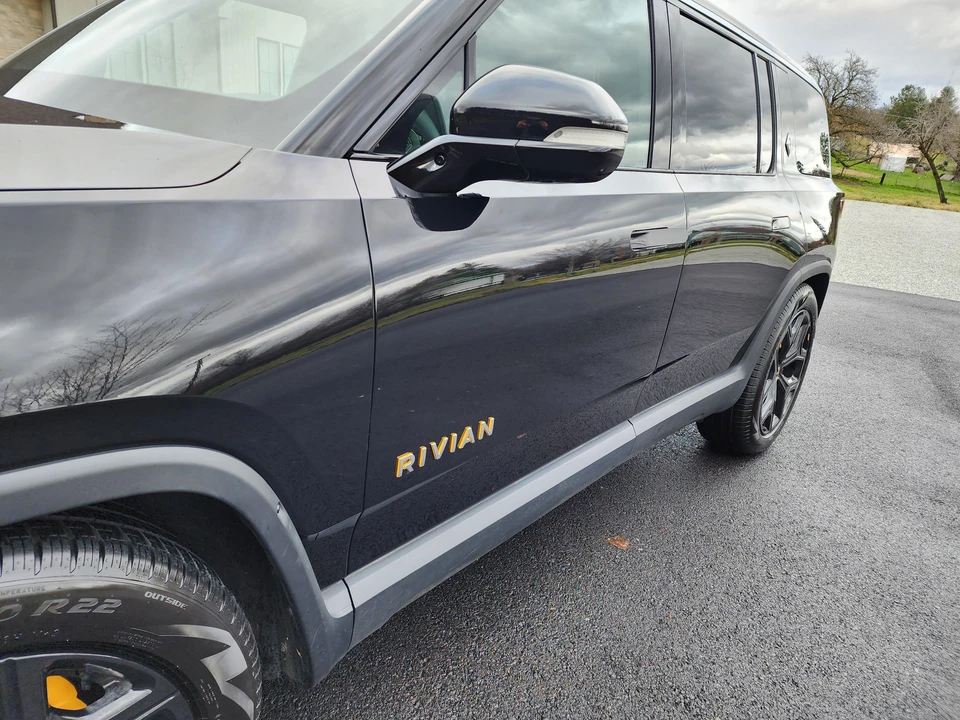 2023 Rivian R1S - Image 28 of 31
