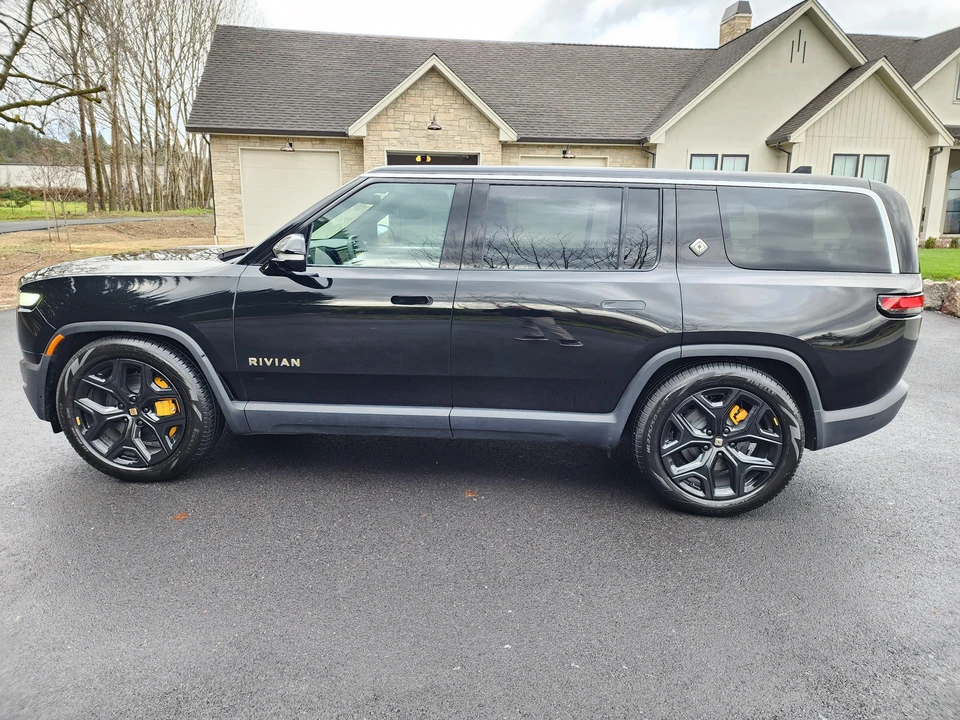 2023 Rivian R1S - Image 12 of 31