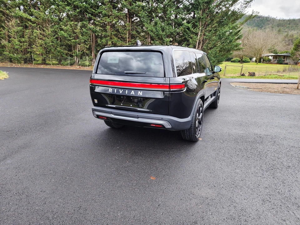 2023 Rivian R1S - Image 16 of 31