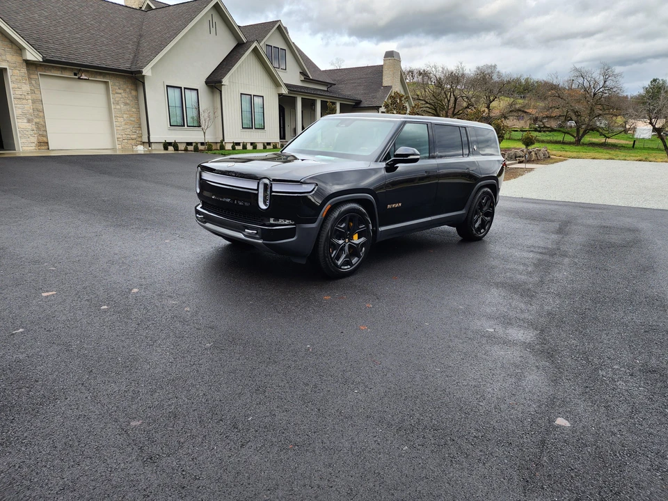 2023 Rivian R1S - Image 10 of 31