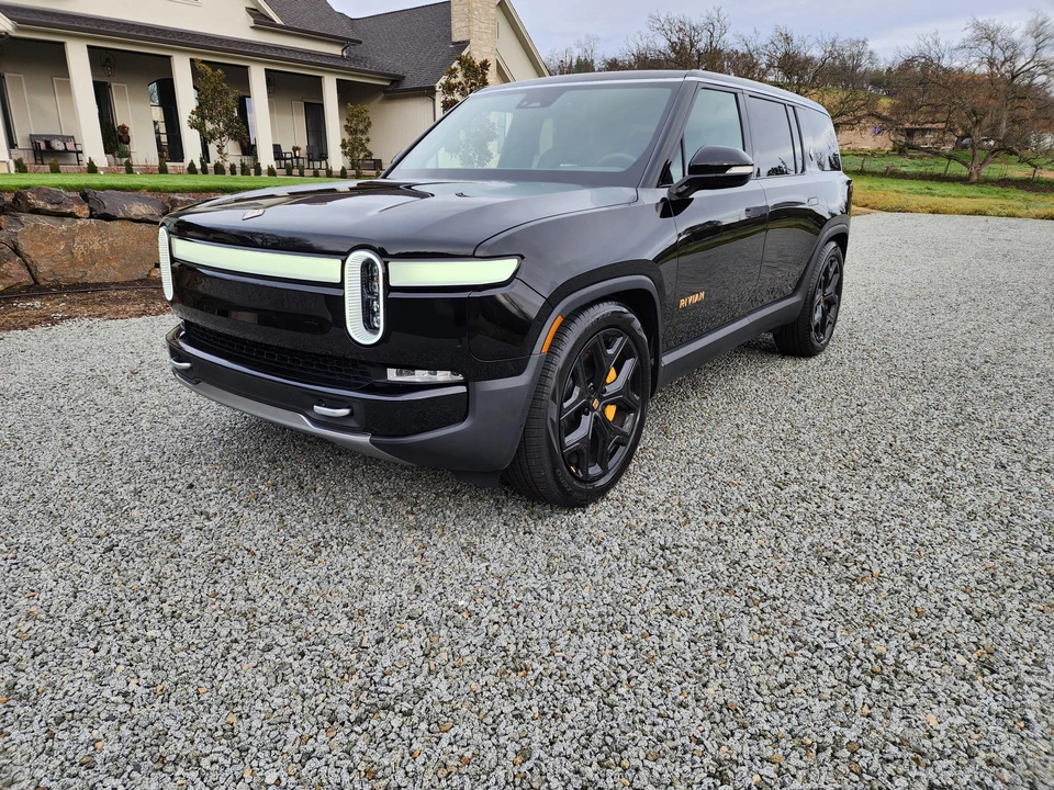 2023 Rivian R1S - Image 8 of 31