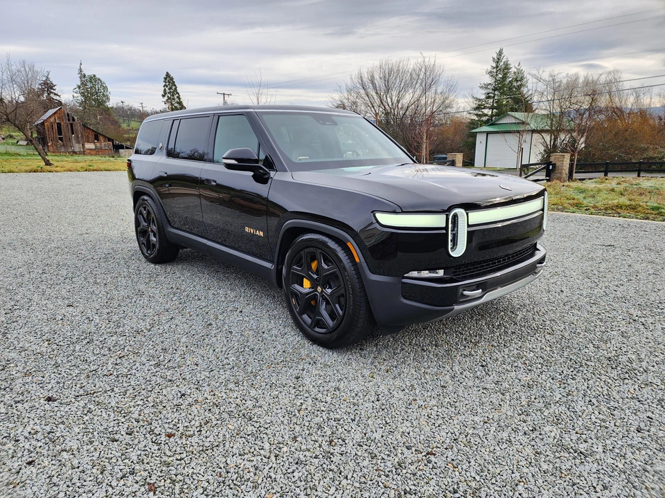 2023 Rivian R1S - Image 22 of 31