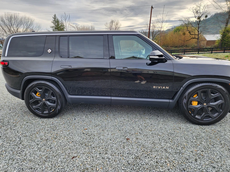 2023 Rivian R1S - Image 19 of 31