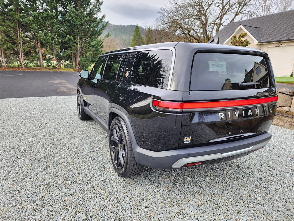 2023 Rivian R1S - Image 15 of 31