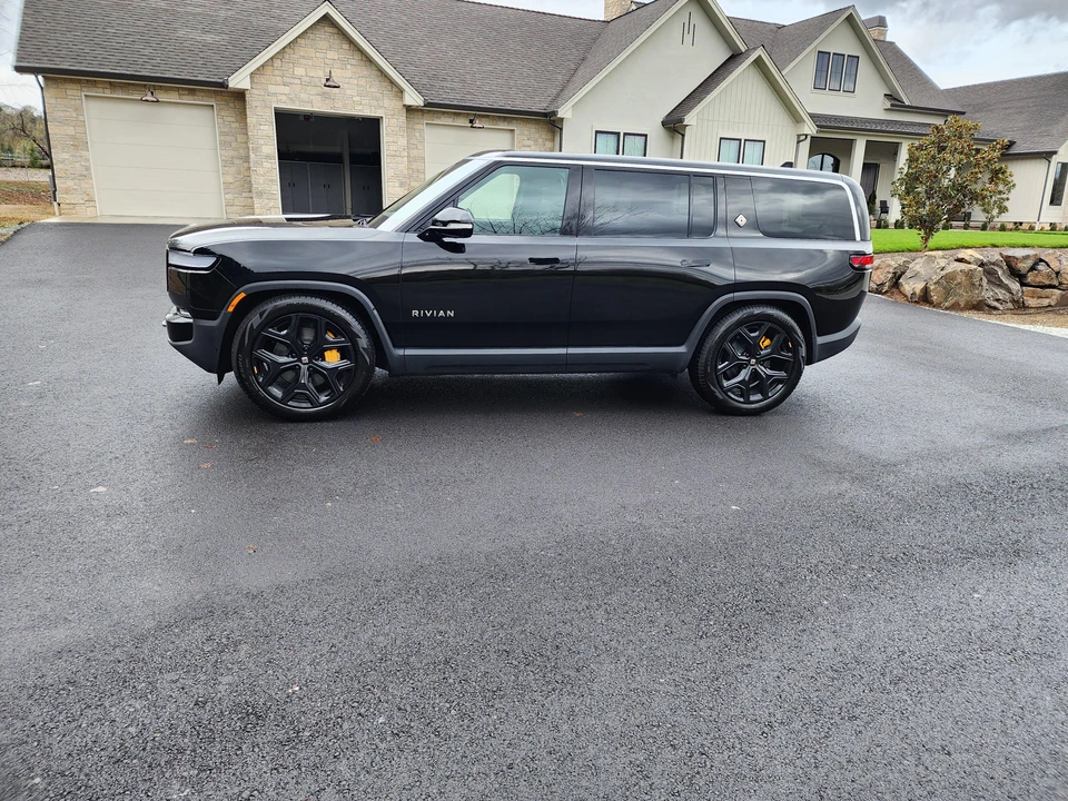 2023 Rivian R1S - Image 11 of 31