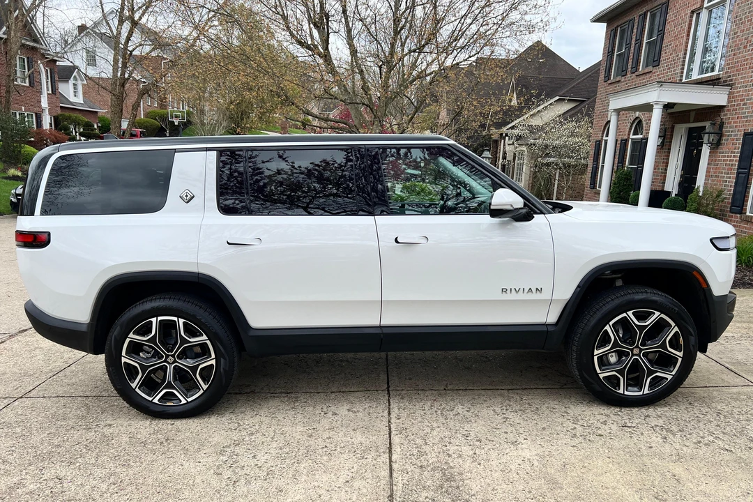 2023 Rivian R1S - Image 3 of 31