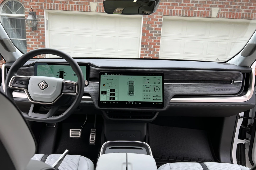 2023 Rivian R1S - Image 18 of 31