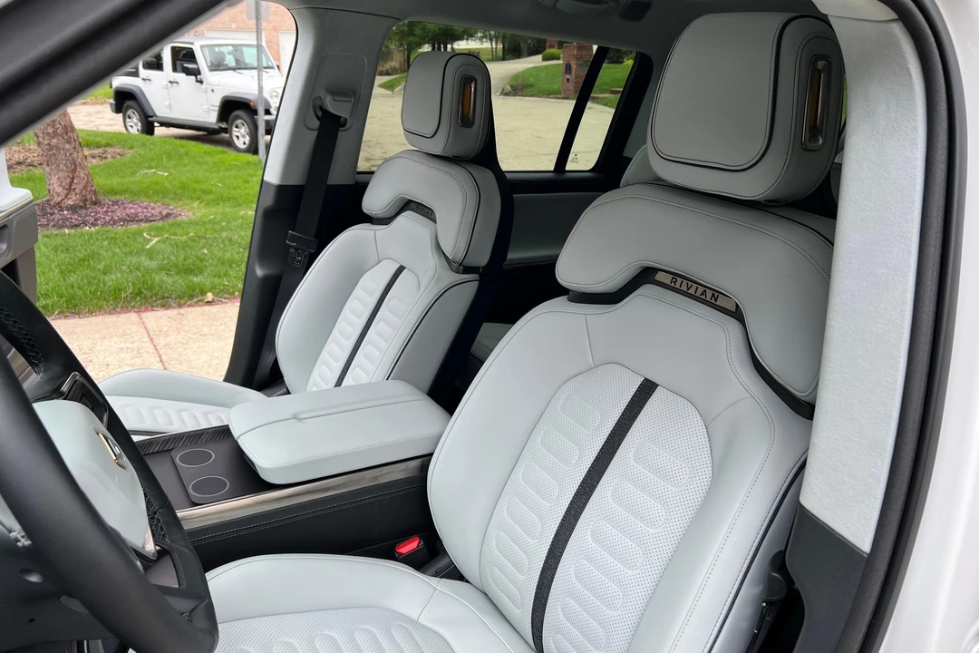 2023 Rivian R1S - Image 19 of 31
