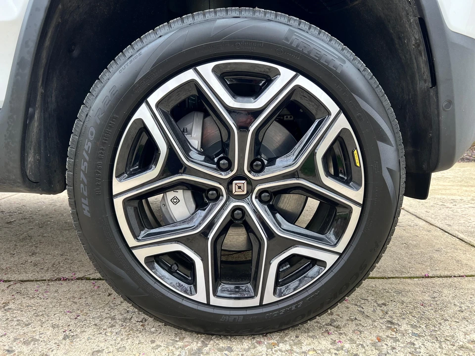 2023 Rivian R1S - Image 17 of 31