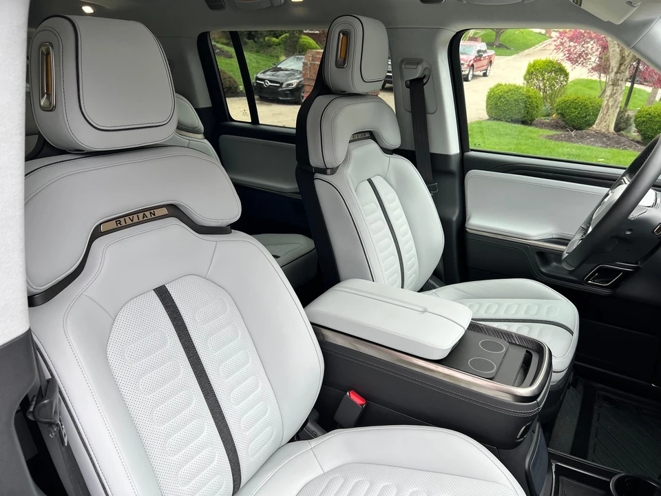 2023 Rivian R1S - Image 26 of 31