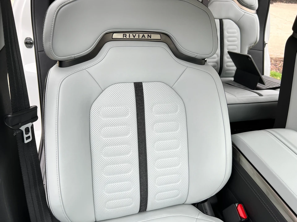 2023 Rivian R1S - Image 27 of 31