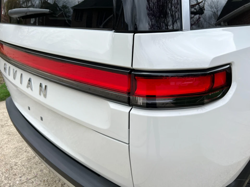 2023 Rivian R1S - Image 13 of 31