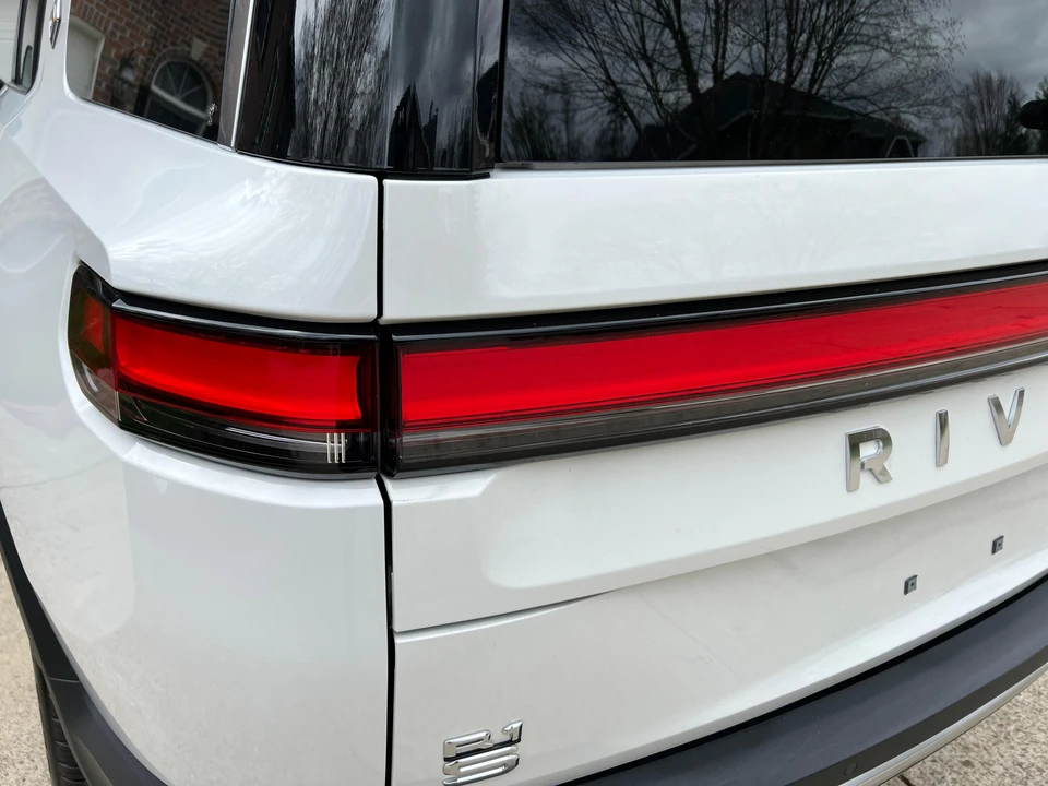 2023 Rivian R1S - Image 12 of 31