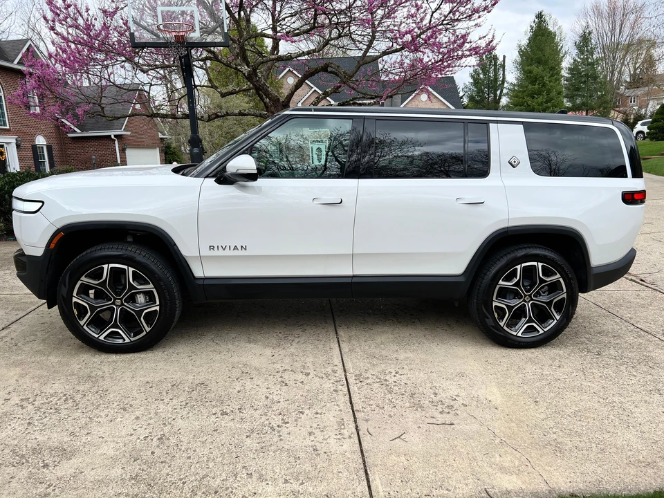 2023 Rivian R1S - Image 6 of 31