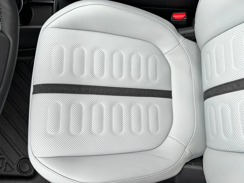 2023 Rivian R1S - Image 24 of 31