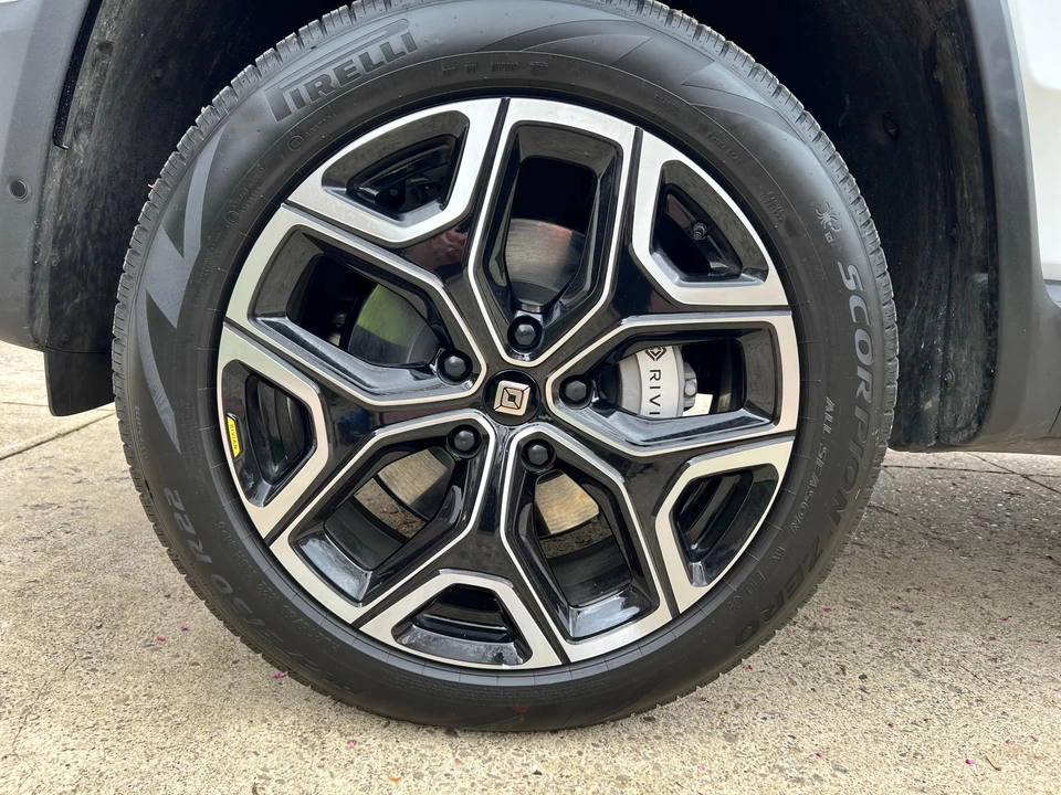 2023 Rivian R1S - Image 14 of 31