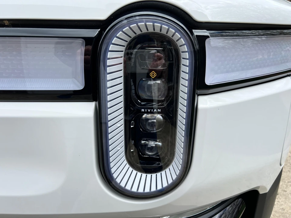 2023 Rivian R1S - Image 10 of 31