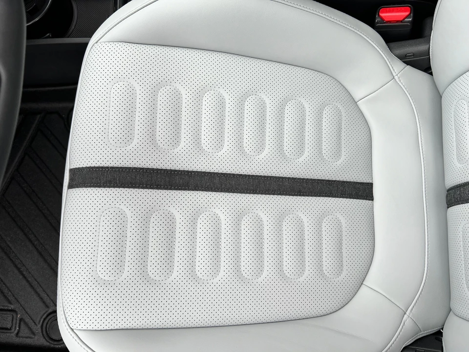 2023 Rivian R1S - Image 25 of 31