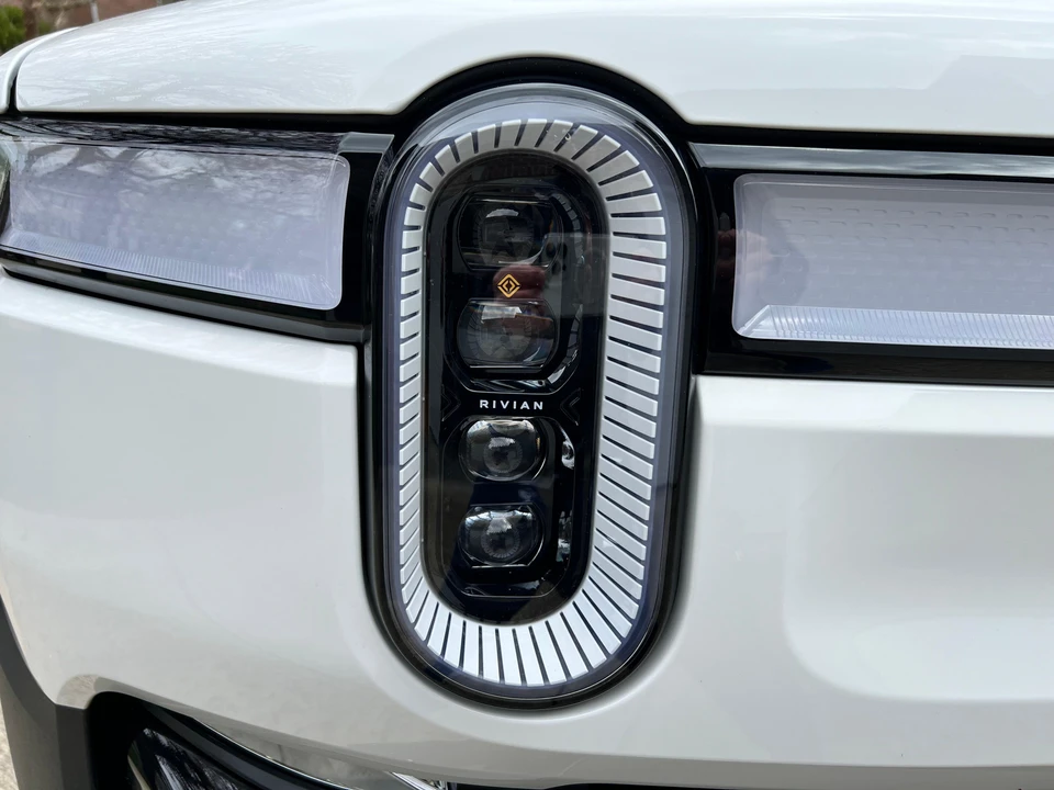 2023 Rivian R1S - Image 9 of 31